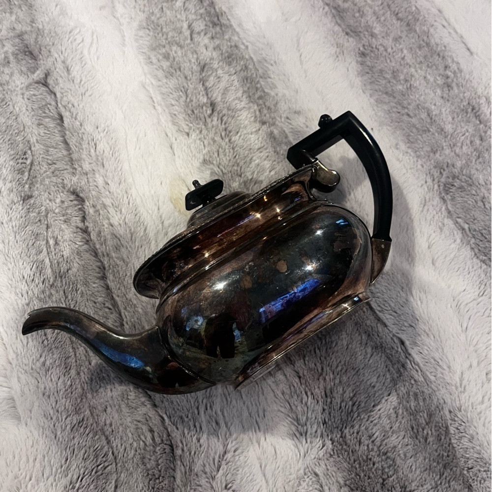 CHELTENHAM & CO ENGLISH TEAPOT
 Plated teapot made in Sheffield England